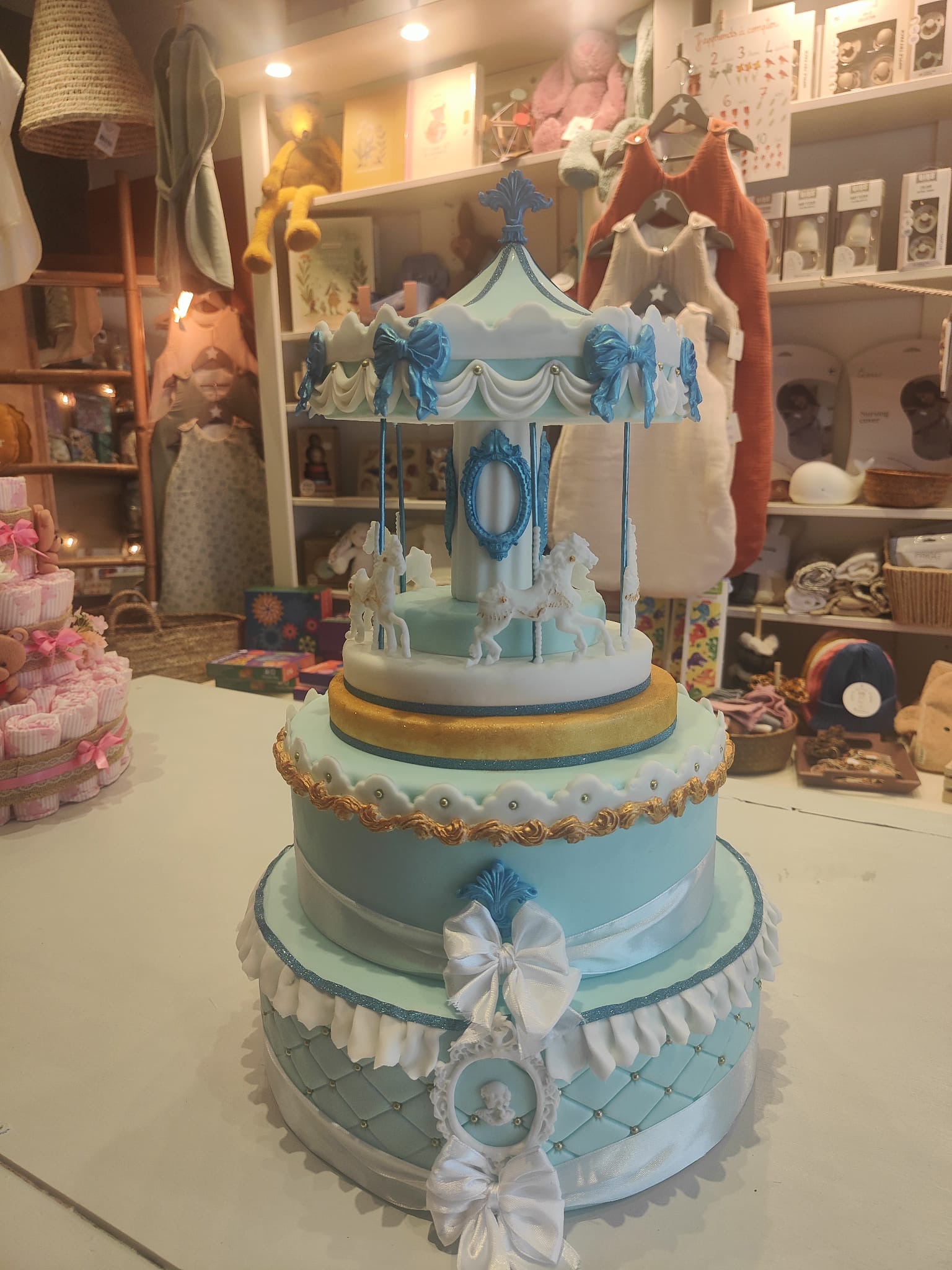 Gâteau anniversaire créatif design moderne