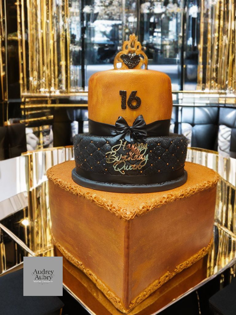 Gâteau anniversaire coloré pour enfant