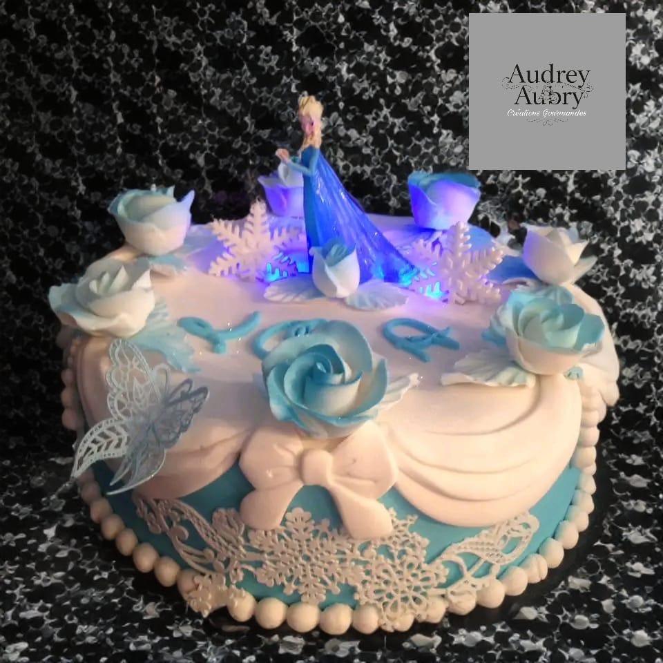 Gâteau anniversaire élégant et raffiné