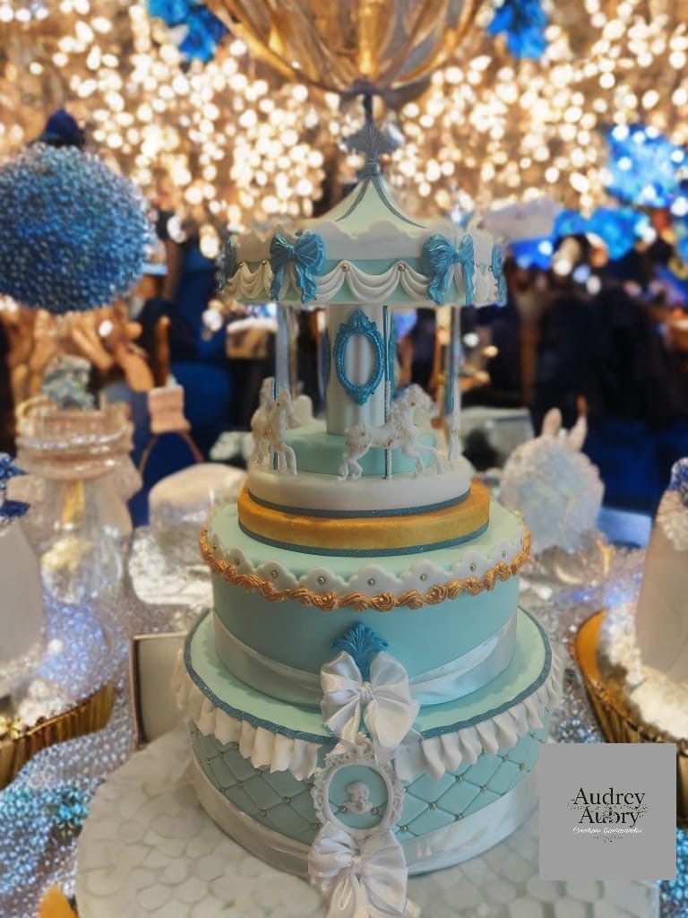 Gâteau de baptême carrousel bleu et or avec chevaux en sucre — cake design Audrey Aubry