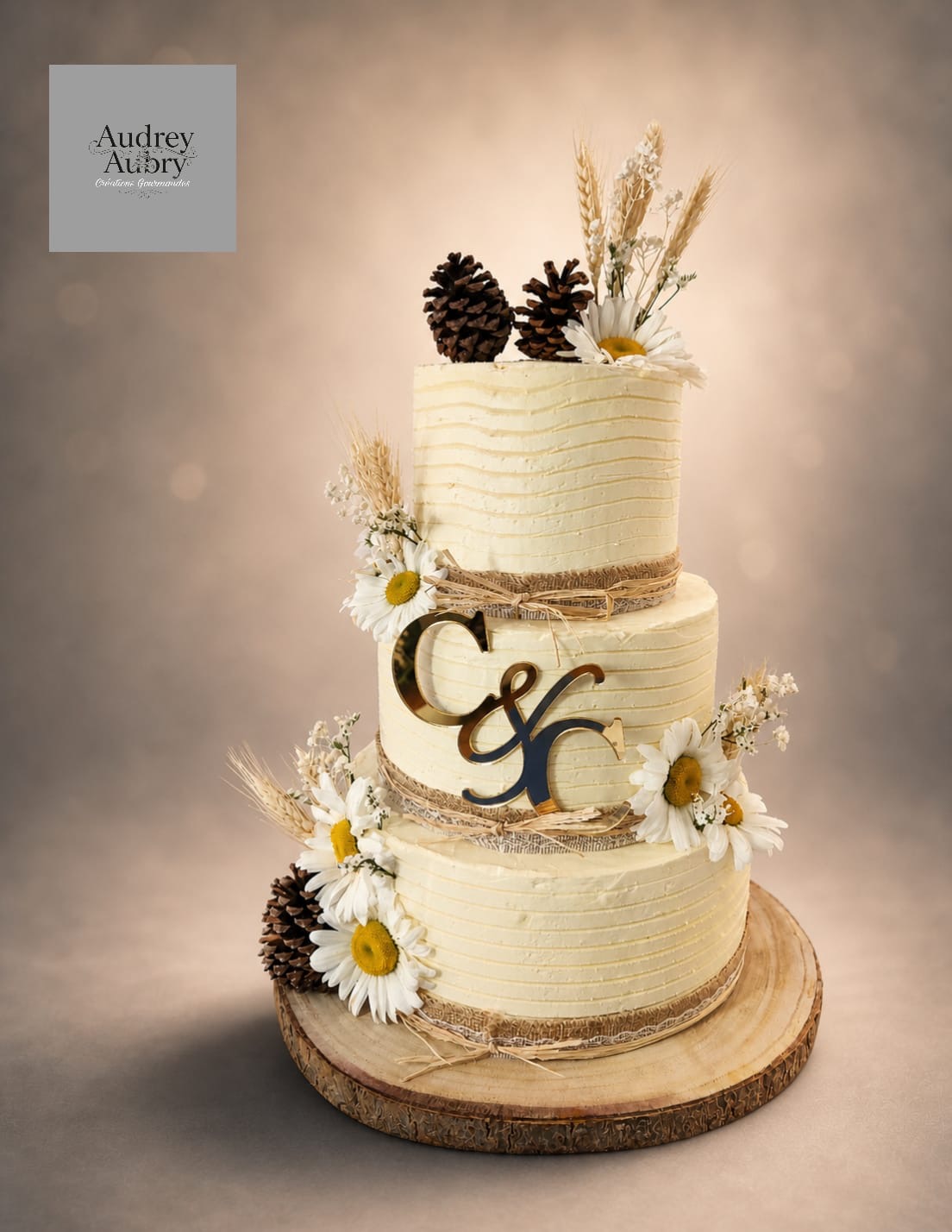 Wedding cake champêtre C&C marguerites pommes de pin — Audrey Aubry
