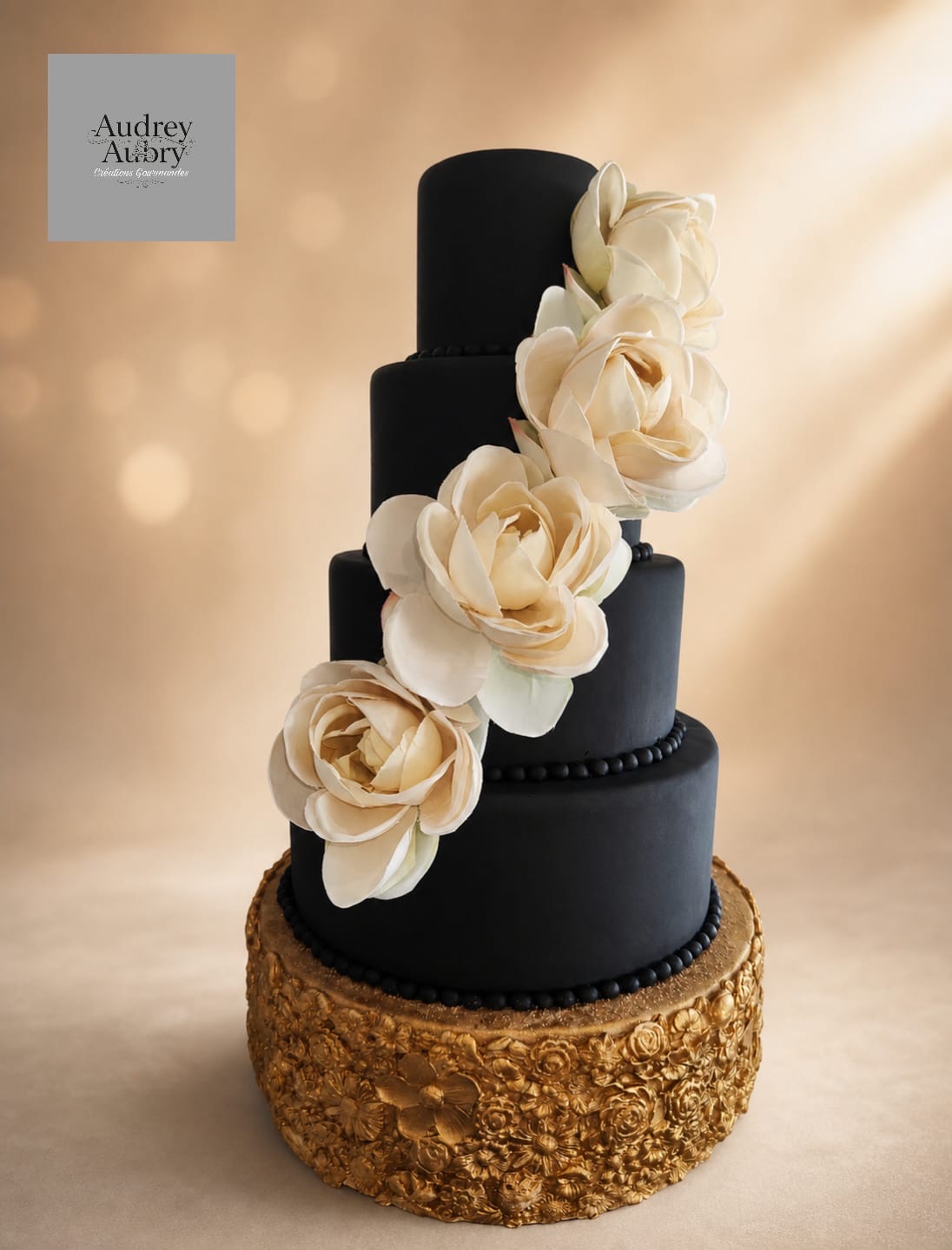 Wedding cake noir et or avec cascade de roses blanches en sucre — création Audrey Aubry Créations Gourmandes