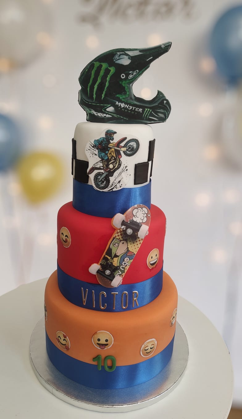 Gâteau anniversaire Victor 10 ans motocross skateboard — Audrey Aubry