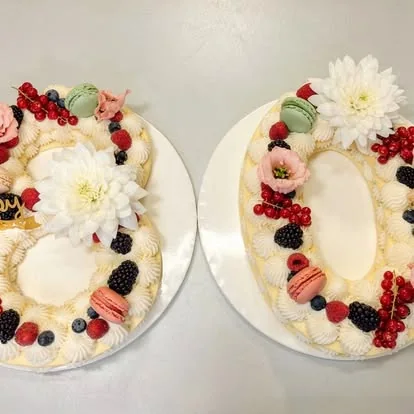 Gâteau d'anniversaire fleuri personnalisé — Audrey Aubry