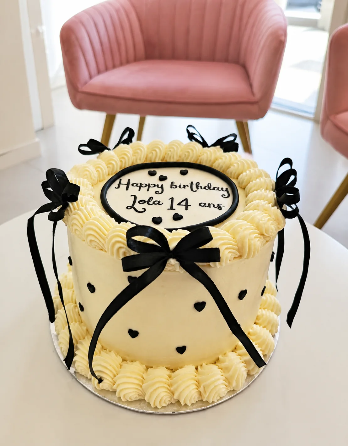 Gâteau d'anniversaire rose personnalisé — Audrey Aubry