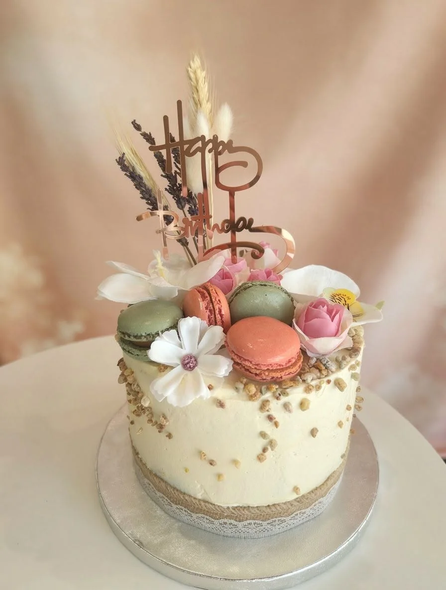 Création gourmande fleurie avec macarons pour événement professionnel