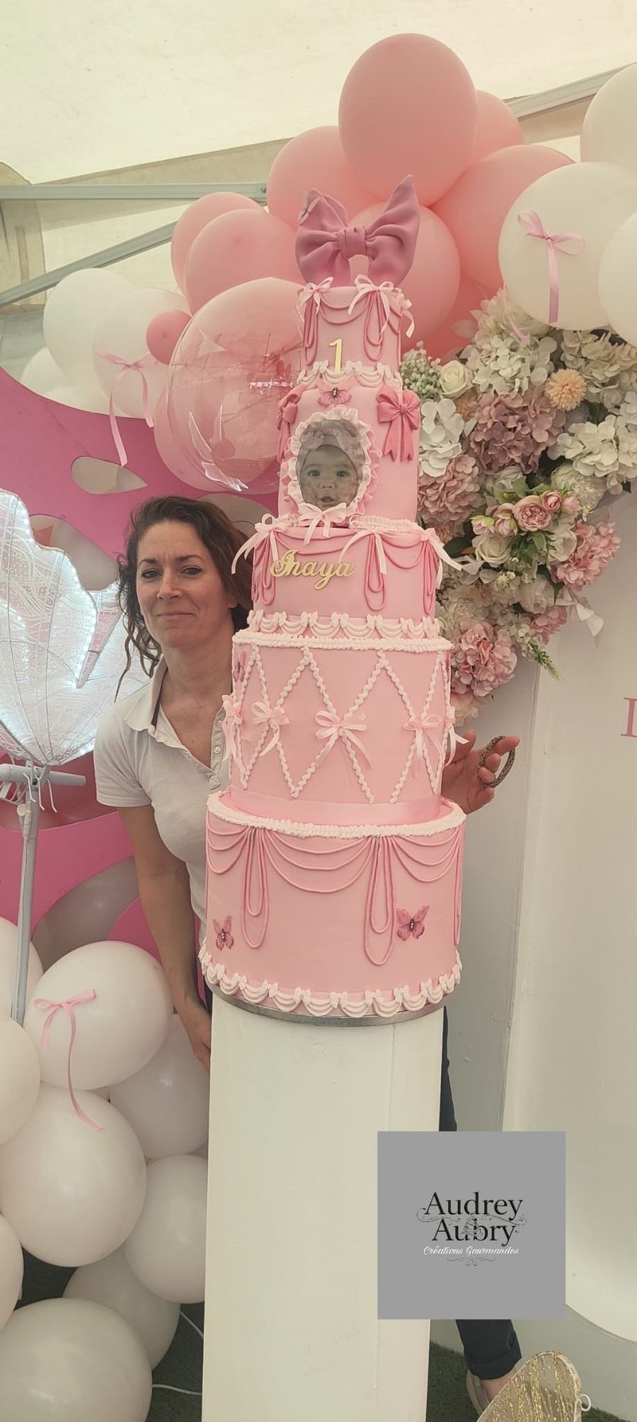 Gâteau d'anniversaire 1 an Inaya géant rose 4 étages personnalisé — Audrey Aubry Créations Gourmandes