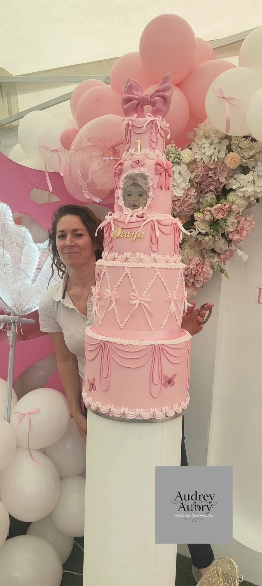 Gâteau d'anniversaire 1 an Inaya géant rose 4 étages personnalisé — Audrey Aubry Créations Gourmandes
