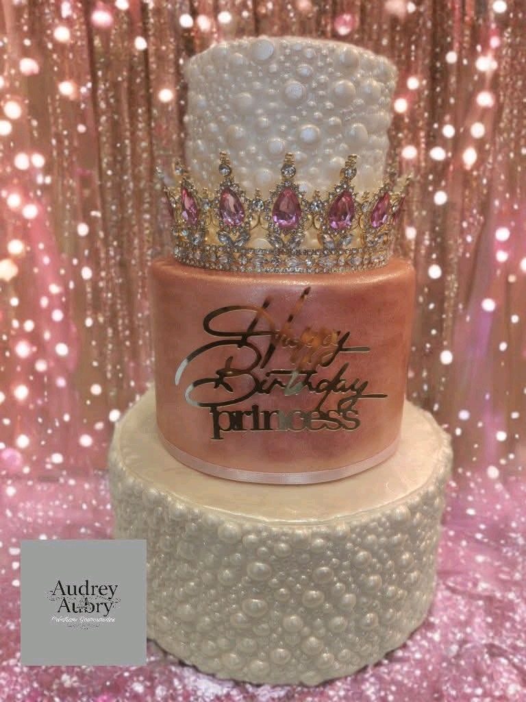 Gâteau anniversaire princesse couronne rose et perles — Audrey Aubry