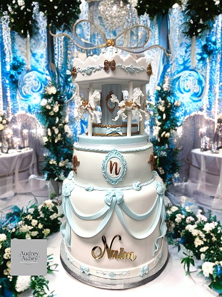 Gâteau de baptême carrousel bleu et or - Audrey Aubry