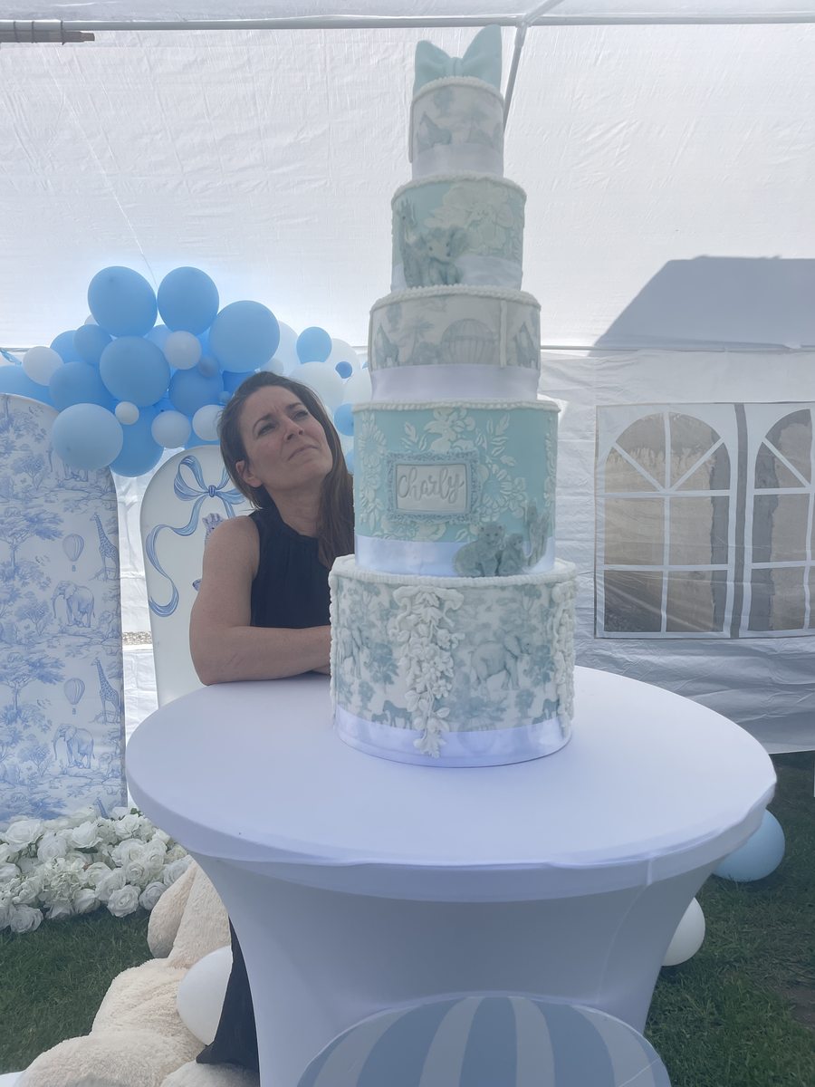 Gâteau baptême toile de Jouy bleu 4 étages Audrey Aubry avec ballons — Créations Gourmandes