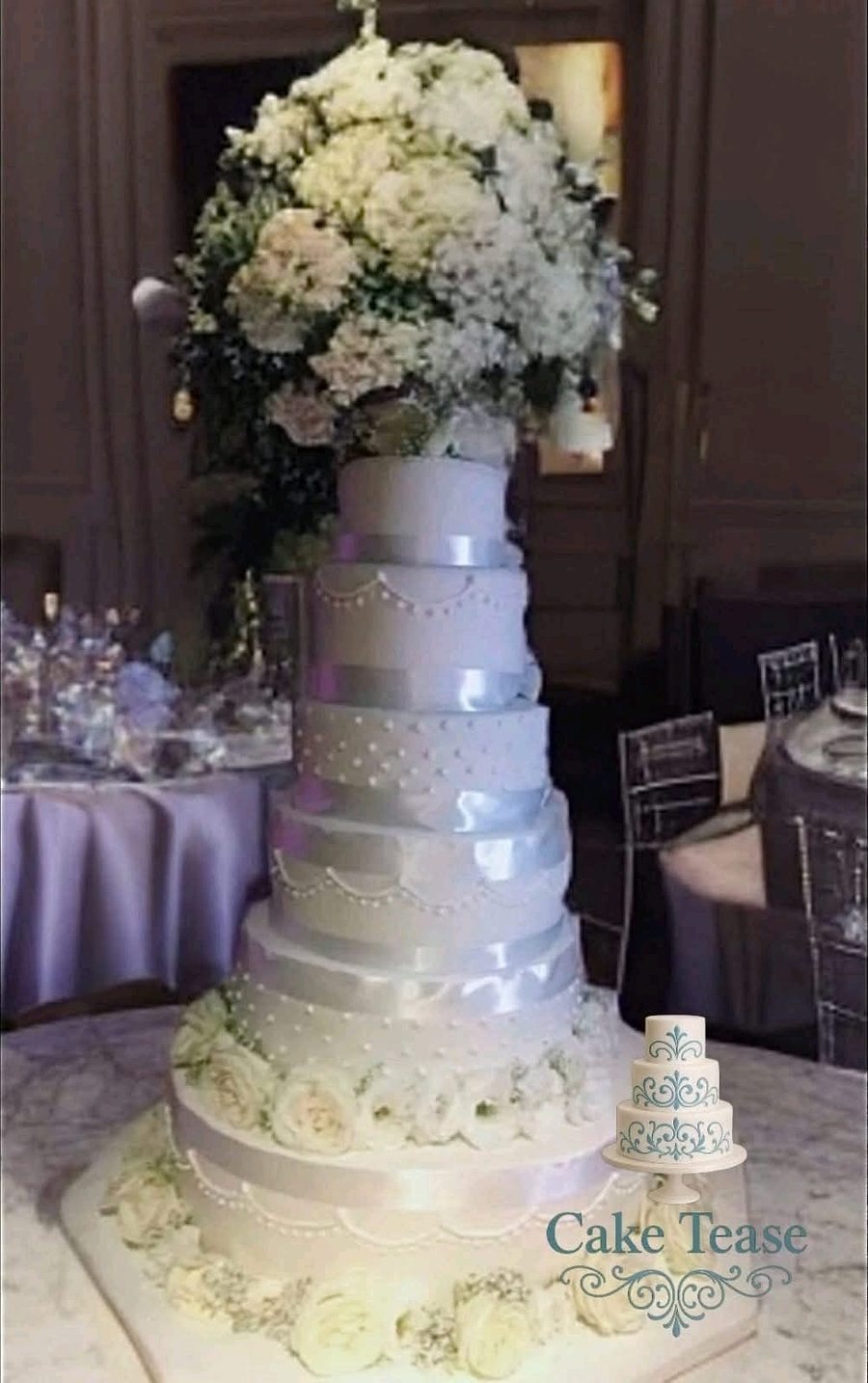 Pièce montée mariage 7 étages blanc argenté fleurs blanches — Audrey Aubry