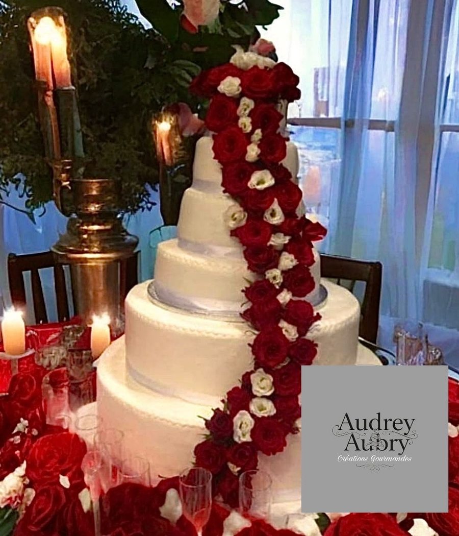 Naked cake mariage roses blanches en cascade - Audrey Aubry