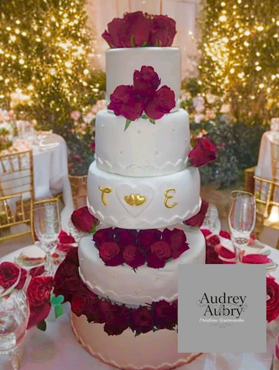 Gâteau de mariage blanc roses bordeaux initiales dorées — Audrey Aubry