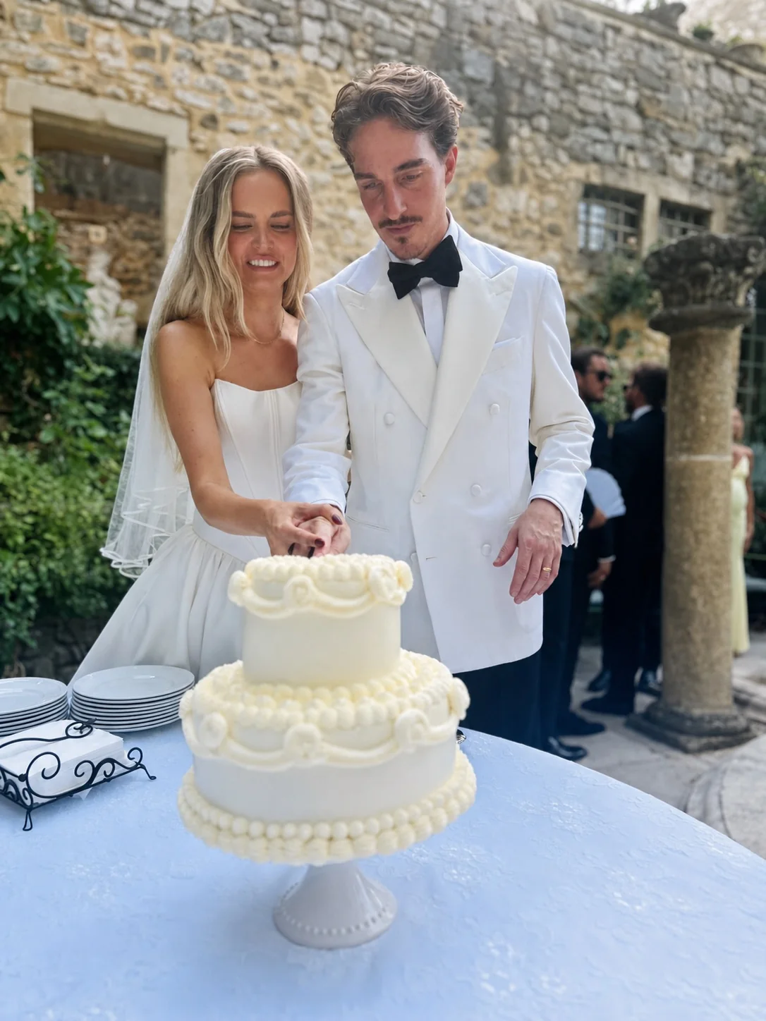 Mariés découpant leur gâteau de mariage au château de Saint-Victor-la-Coste